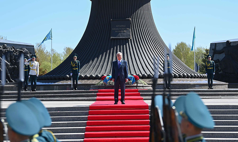 ҚР Президенті Қасым-Жомарт Тоқаев «Отан Ана» монументіне гүл шоғын қойды