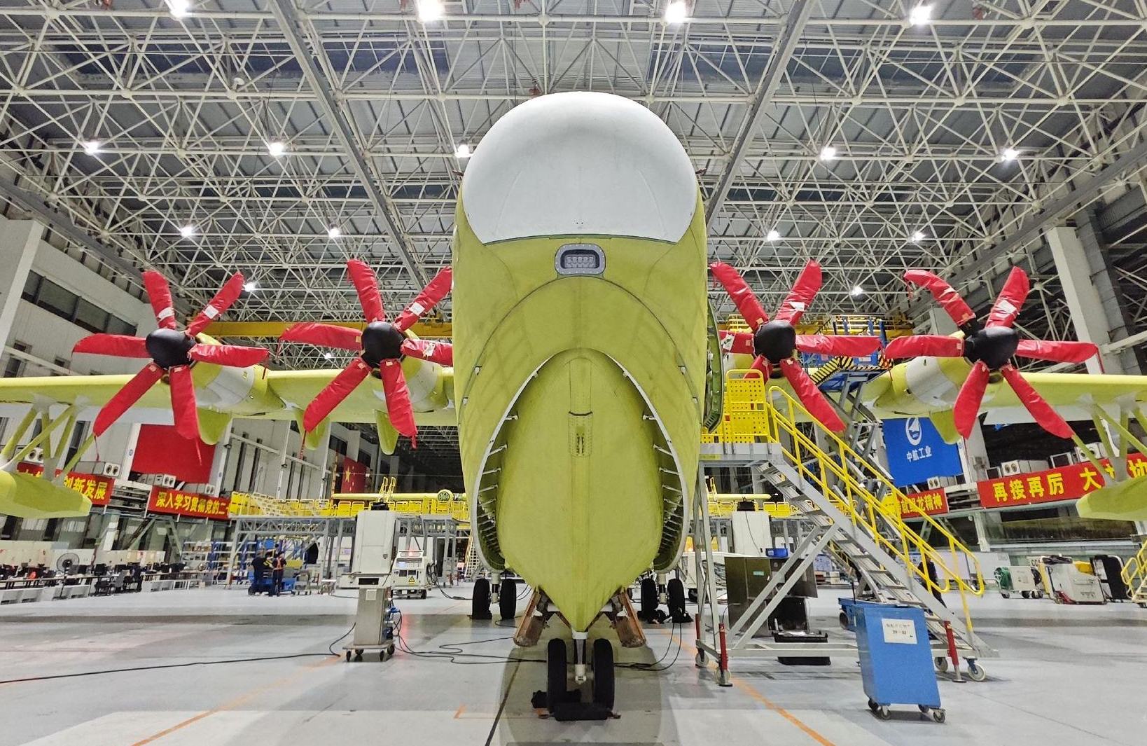 Алғашқы отандық амфибиялық AG600 сериялы ұшақ өндірісі соңғы құрастыруды аяқтап, желіден шықты