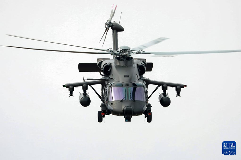 Қытай құрлық армиясының «дауылды найзағай» ұшқыштар тобы 7-інші Қытай Тяньцзинь халықаралық тікұшақ көрмесінде өнер көрсетті