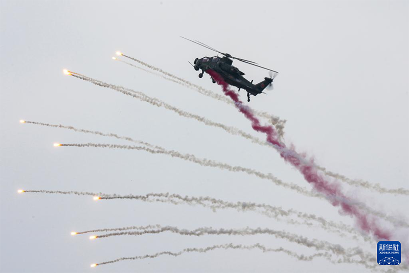 Қытай құрлық армиясының «дауылды найзағай» ұшқыштар тобы 7-інші Қытай Тяньцзинь халықаралық тікұшақ көрмесінде өнер көрсетті
