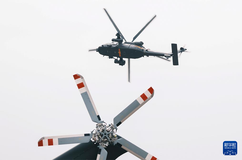 Қытай құрлық армиясының «дауылды найзағай» ұшқыштар тобы 7-інші Қытай Тяньцзинь халықаралық тікұшақ көрмесінде өнер көрсетті