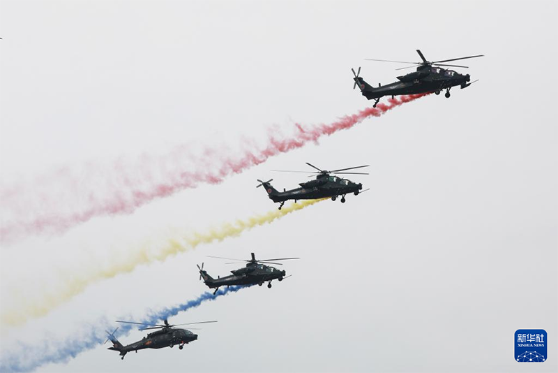 Қытай құрлық армиясының «дауылды найзағай» ұшқыштар тобы 7-інші Қытай Тяньцзинь халықаралық тікұшақ көрмесінде өнер көрсетті