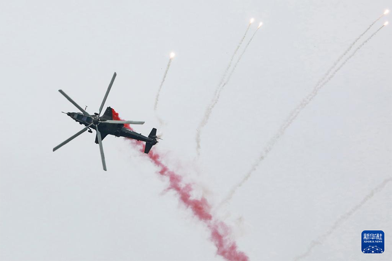 Қытай құрлық армиясының «дауылды найзағай» ұшқыштар тобы 7-інші Қытай Тяньцзинь халықаралық тікұшақ көрмесінде өнер көрсетті