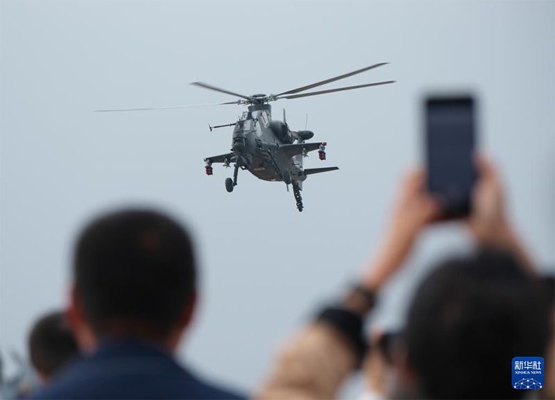 Қытай құрлық армиясының «дауылды найзағай» ұшқыштар тобы 7-інші Қытай Тяньцзинь халықаралық тікұшақ көрмесінде өнер көрсетті