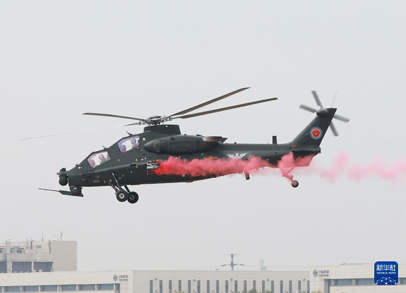 Қытай құрлық армиясының «дауылды найзағай» ұшқыштар тобы 7-інші Қытай Тяньцзинь халықаралық тікұшақ көрмесінде өнер көрсетті