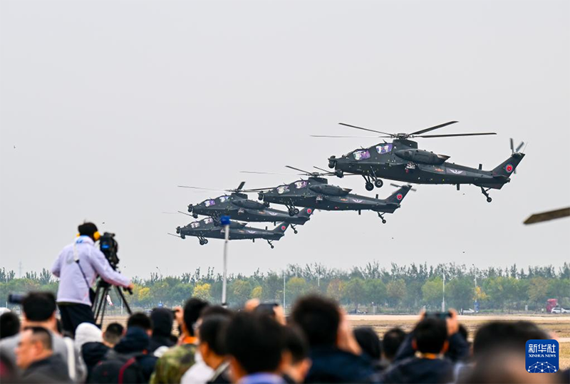 Қытай құрлық армиясының «дауылды найзағай» ұшқыштар тобы 7-інші Қытай Тяньцзинь халықаралық тікұшақ көрмесінде өнер көрсетті