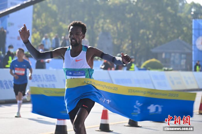 Суретте ерлер марафонында 2 сағат 8 минут 49 секундта жеңіске жеткен эфиопиялық марафоншы - Асефа Боки Кебебе.