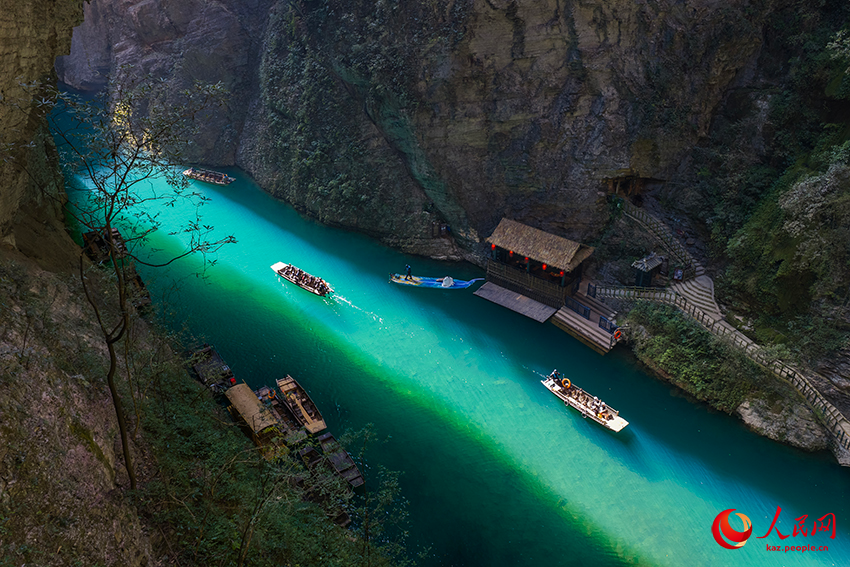 Хэфэн, Хубэй: Суреттей сұлу көлде қайықпен жүзу