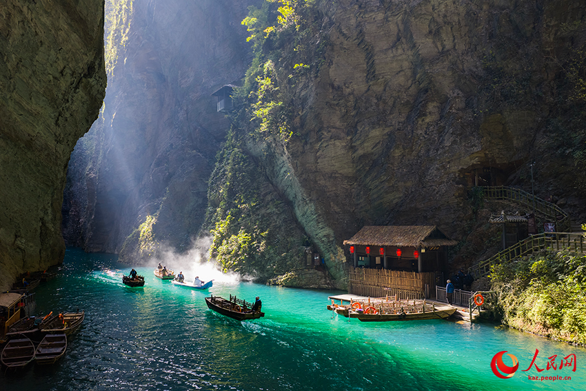 Хэфэн, Хубэй: Суреттей сұлу көлде қайықпен жүзу