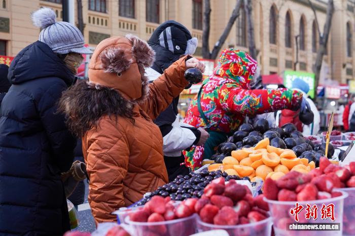 Хэйлунцзяндағы Харбин қаласы «табиғи тоңазытқышқа» айналып, көшелерде мұздатылған өнімдер сатыла бастады