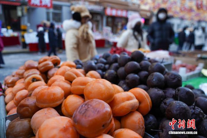 Хэйлунцзяндағы Харбин қаласы «табиғи тоңазытқышқа» айналып, көшелерде мұздатылған өнімдер сатыла бастады