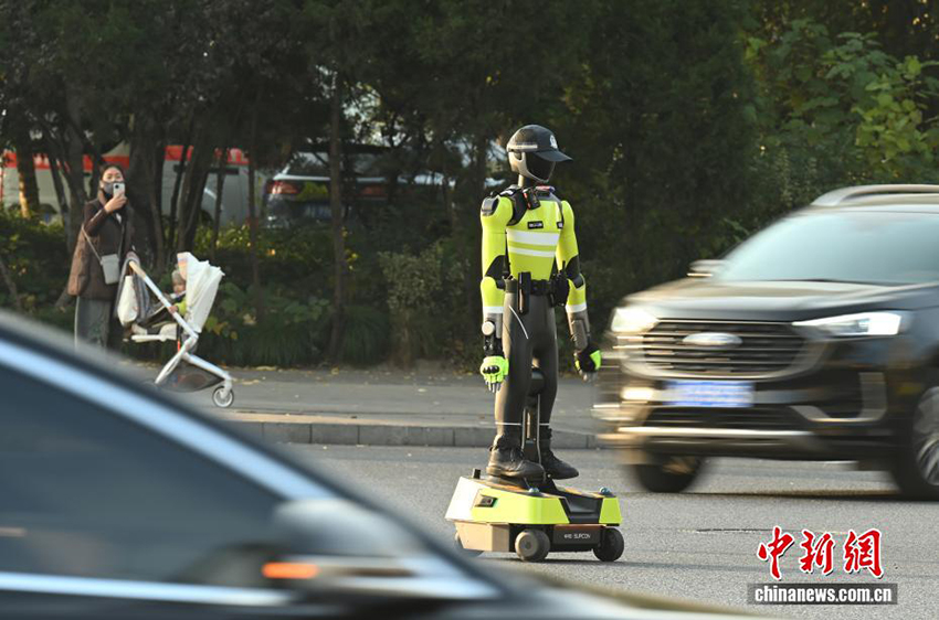 ЖИ жол полициясы Ханчжоу қаласында жұмысқа тұрды