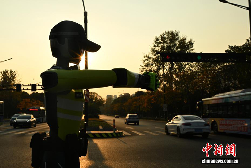 ЖИ жол полициясы Ханчжоу қаласында жұмысқа тұрды