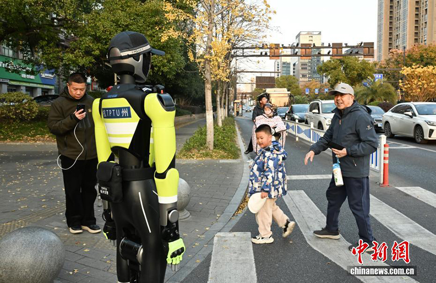 ЖИ жол полициясы Ханчжоу қаласында жұмысқа тұрды