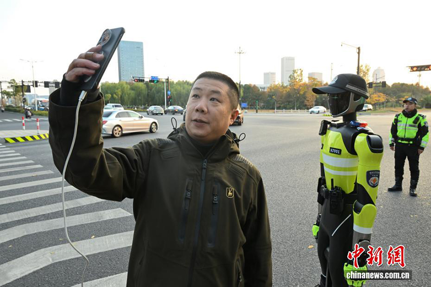 ЖИ жол полициясы Ханчжоу қаласында жұмысқа тұрды