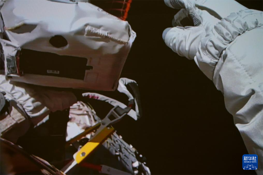 Шэньчжоу-21 ғарышкерлері ғарышта алғашқы кабинадан шығу әрекетін сәтті аяқтады