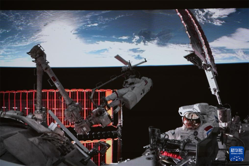 Шэньчжоу-21 ғарышкерлері ғарышта алғашқы кабинадан шығу әрекетін сәтті аяқтады