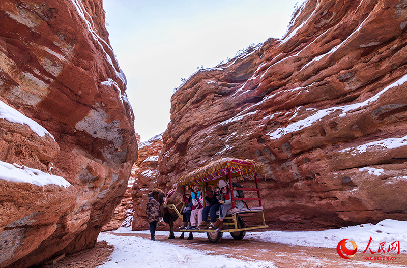 Ганьсудың Чжанъе қаласы Пиншань көлінің үлкен шатқалындағы таңғажайып көрініс