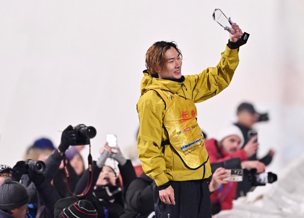 Су Имин 2025-2026 жылғы жарыс маусымында сноуборд үлкен платформадан секіру Әлем чемпионатының жалпы чемпионатында жеңіске жетті