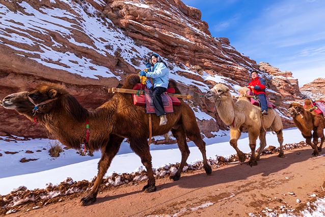 Ганьсудың Чжанъе қаласы Пиншань көлінің үлкен шатқалындағы таңғажайып көрініс