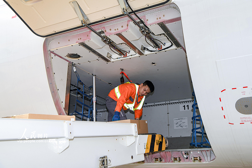 Хайнаньдағы кедендік операцияның бірінші күні: Хайкоу Мейлань әуежайы аралдан тарифсыз тауарлардың бірінші партиясын шығарды