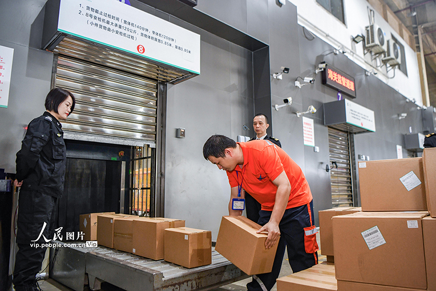 Хайнаньдағы кедендік операцияның бірінші күні: Хайкоу Мейлань әуежайы аралдан тарифсыз тауарлардың бірінші партиясын шығарды