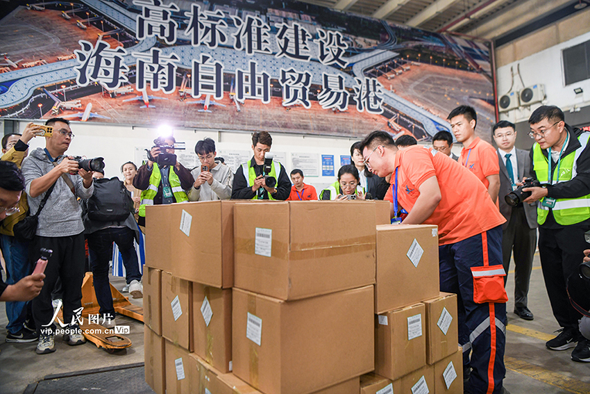 Хайнаньдағы кедендік операцияның бірінші күні: Хайкоу Мейлань әуежайы аралдан тарифсыз тауарлардың бірінші партиясын шығарды