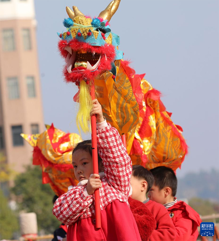 Мектеп аулалары түрлі іс-шаралармен жаңа жылды қарсы алды