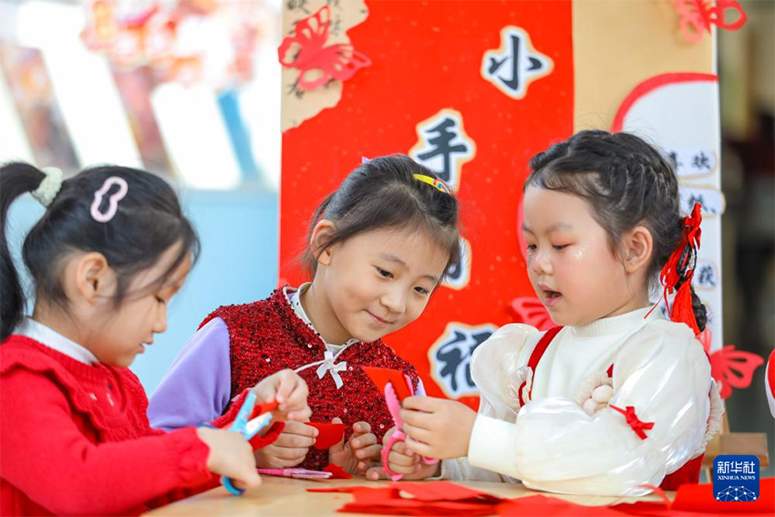 Мектеп аулалары түрлі іс-шаралармен жаңа жылды қарсы алды