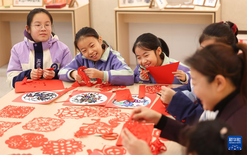 Мектеп аулалары түрлі іс-шаралармен жаңа жылды қарсы алды