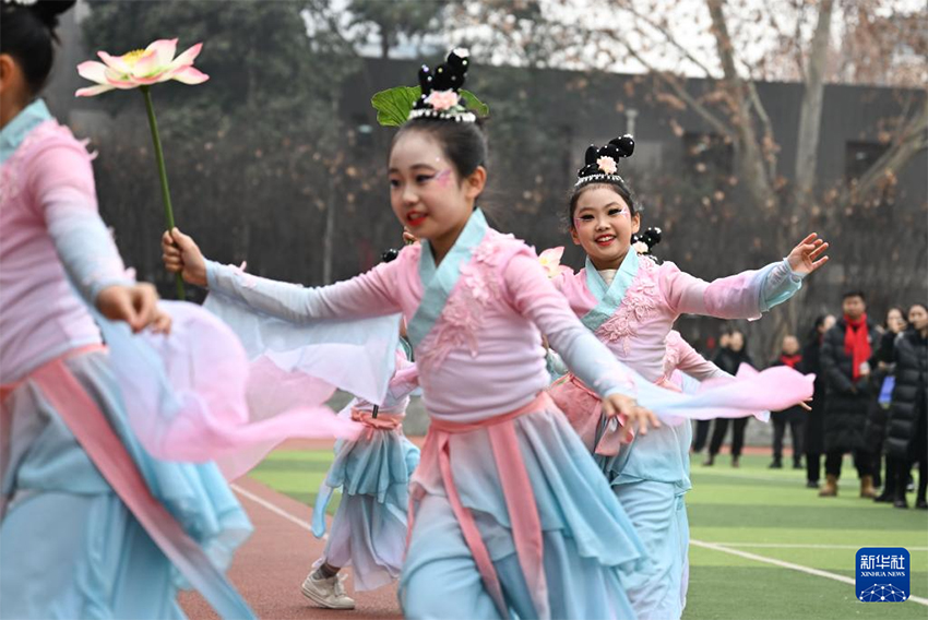 Мектеп аулалары түрлі іс-шаралармен жаңа жылды қарсы алды