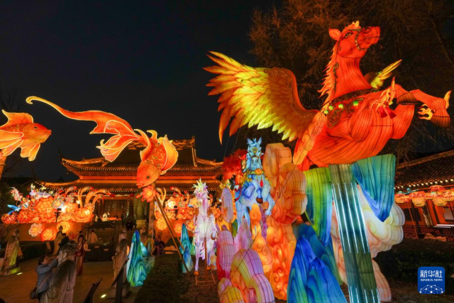 Цзянсу өлкесінің Нанкин қаласында шамдар жағылып, жаңа жыл тойланды