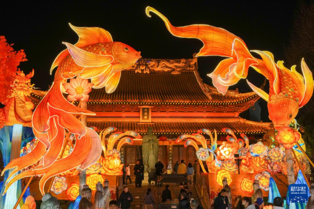 Цзянсу өлкесінің Нанкин қаласында шамдар жағылып, жаңа жыл тойланды