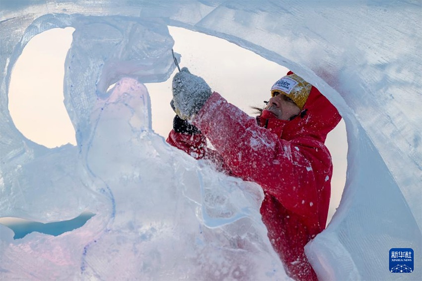 Он екі елдің мұз мүсіншілері «Мұз қаласында» шеберліктерін көрсетті