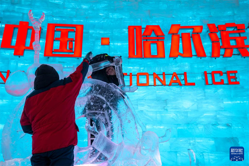 Он екі елдің мұз мүсіншілері «Мұз қаласында» шеберліктерін көрсетті