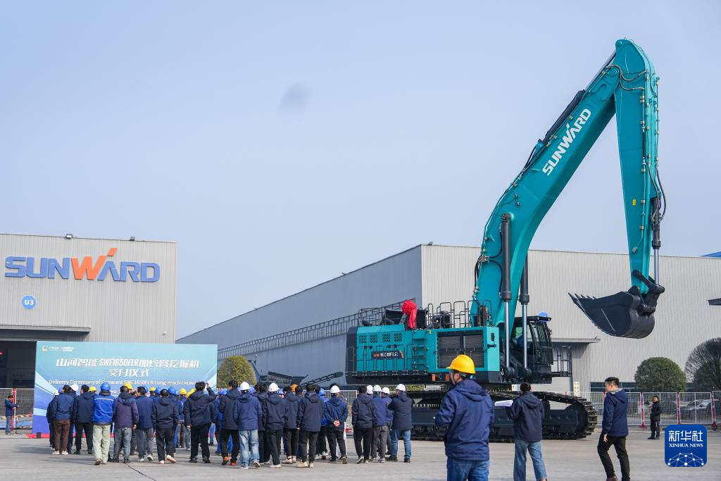 Орта Шығысқа экспортталған ұзартылған иінді экскаватор Чаншада жасалып болып, жеткізілді