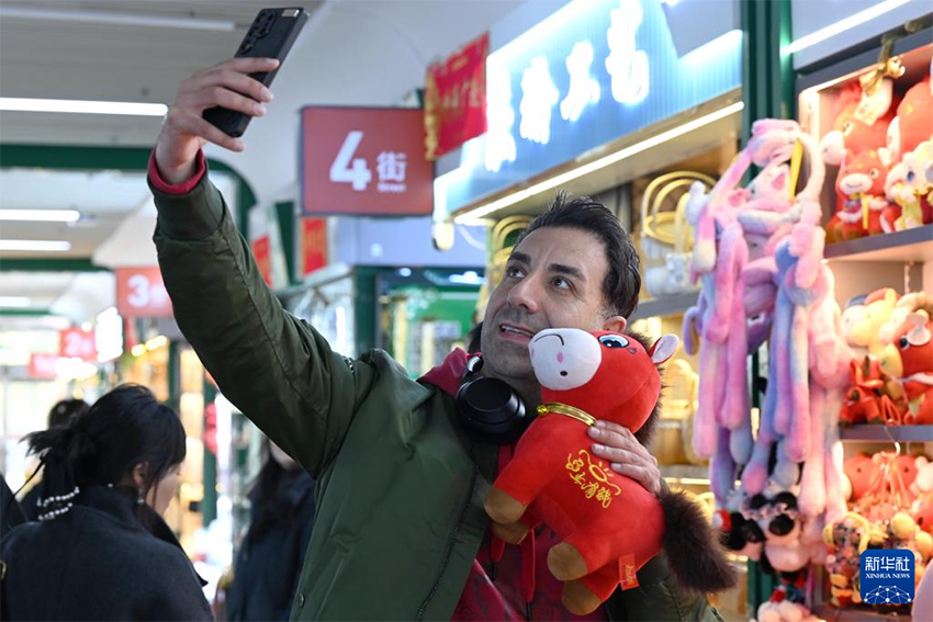 Иу, Чжэцзян: «Бұртиған жылқы» ойыншығы күтпеген жерден танымал болды