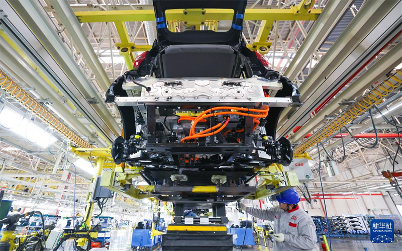 2025 жылы Қытайда жаңа энергетикалық көліктердің өндірісі мен сатылымы екі есеге артып, 16 миллионнан асты