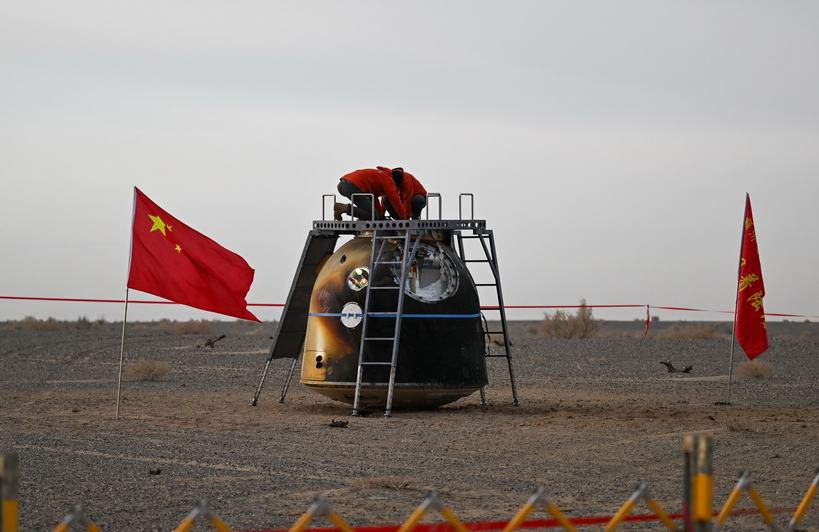 «Шэньчжоу-20» ғарыш кемесінің қайтарылатын кабинасы Дунфэн қону алаңына сәтті қонды