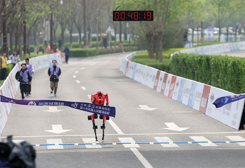 2026 Бейжің Ичжуан адам тәрізді роботтардың жартылай марафоны өтті