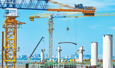 （Фотода 15 маусым күні жұмысшылар қарбалас тапсырма орындап жатыр）