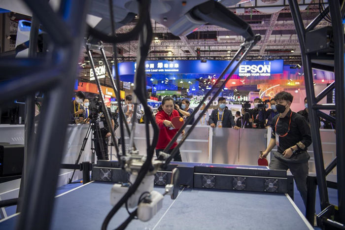 6 қарашада техникалық жабдықтар көрме аймағында үстел теннисінен әлем чемпионы Ли Сяося (сол жақта) көрермендермен қол ұстасып, үстел теннисі роботы FORPHEUSмен тамаша жекпе-жек өткізді. 