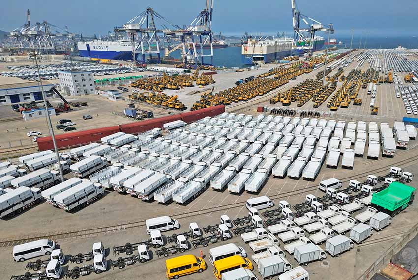 2022 жылдың 5 маусымы. Шаньдун Янтай портында кемеге тиелу алдында тұрған экспорттық тауар көліктері.