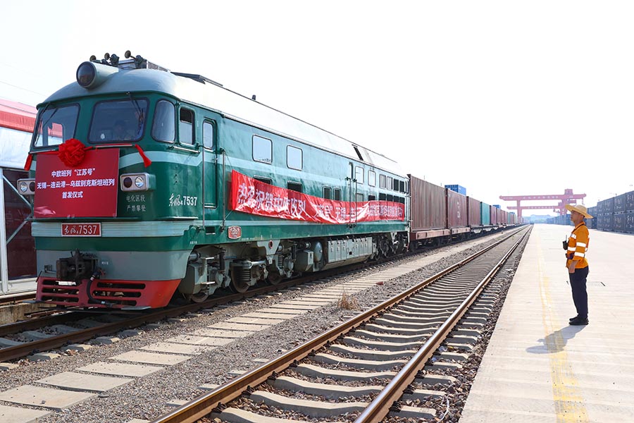 Қытай-Еуропа жүк пойызының Вуси-Ляньюньган-Өзбекстан бағытындағы «Цзянсу» пойызы жүре бастады