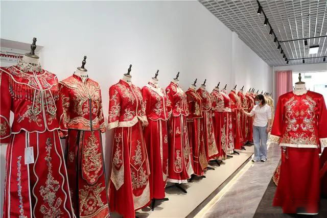 Шағын ауылдан шыққан үйлену көйлектері әлемдегі қалыңдықтардың қолына жетеді