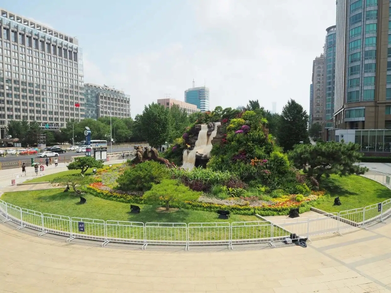 Жапонға қарсы соғыстағы жеңістің 80 жылдығына орай Бейжіңдегі Чанань даңғылының бойында тақырыптық гүлзар қойылды