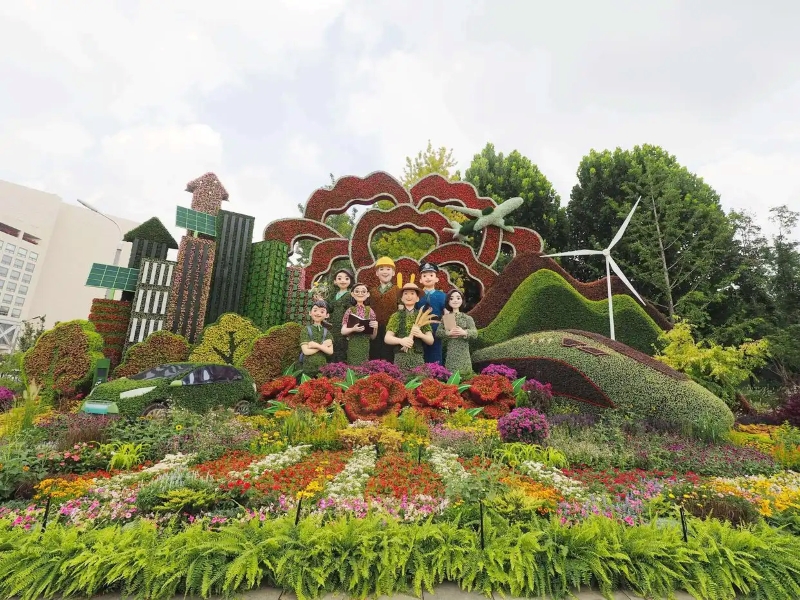 Жапонға қарсы соғыстағы жеңістің 80 жылдығына орай Бейжіңдегі Чанань даңғылының бойында тақырыптық гүлзар қойылды