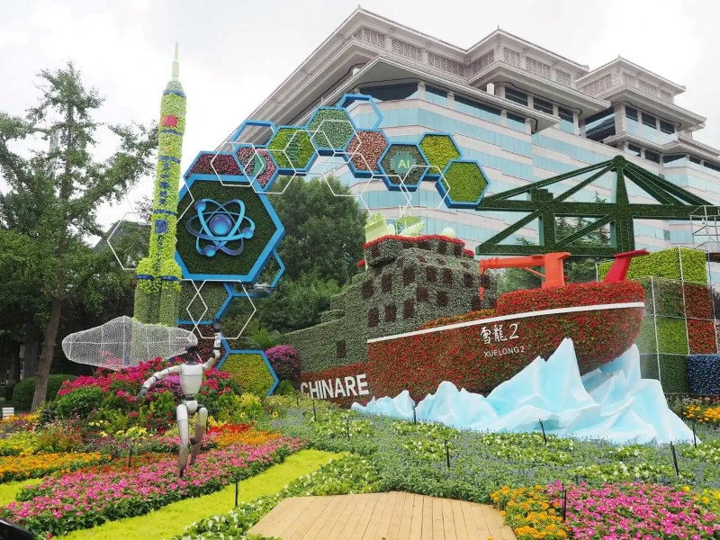 Жапонға қарсы соғыстағы жеңістің 80 жылдығына орай Бейжіңдегі Чанань даңғылының бойында тақырыптық гүлзар қойылды