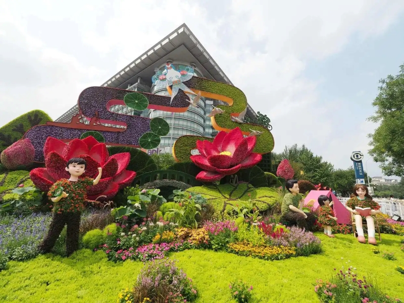 Жапонға қарсы соғыстағы жеңістің 80 жылдығына орай Бейжіңдегі Чанань даңғылының бойында тақырыптық гүлзар қойылды