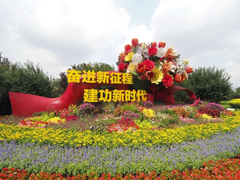 Жапонға қарсы соғыстағы жеңістің 80 жылдығына орай Бейжіңдегі Чанань даңғылының бойында тақырыптық гүлзар қойылды